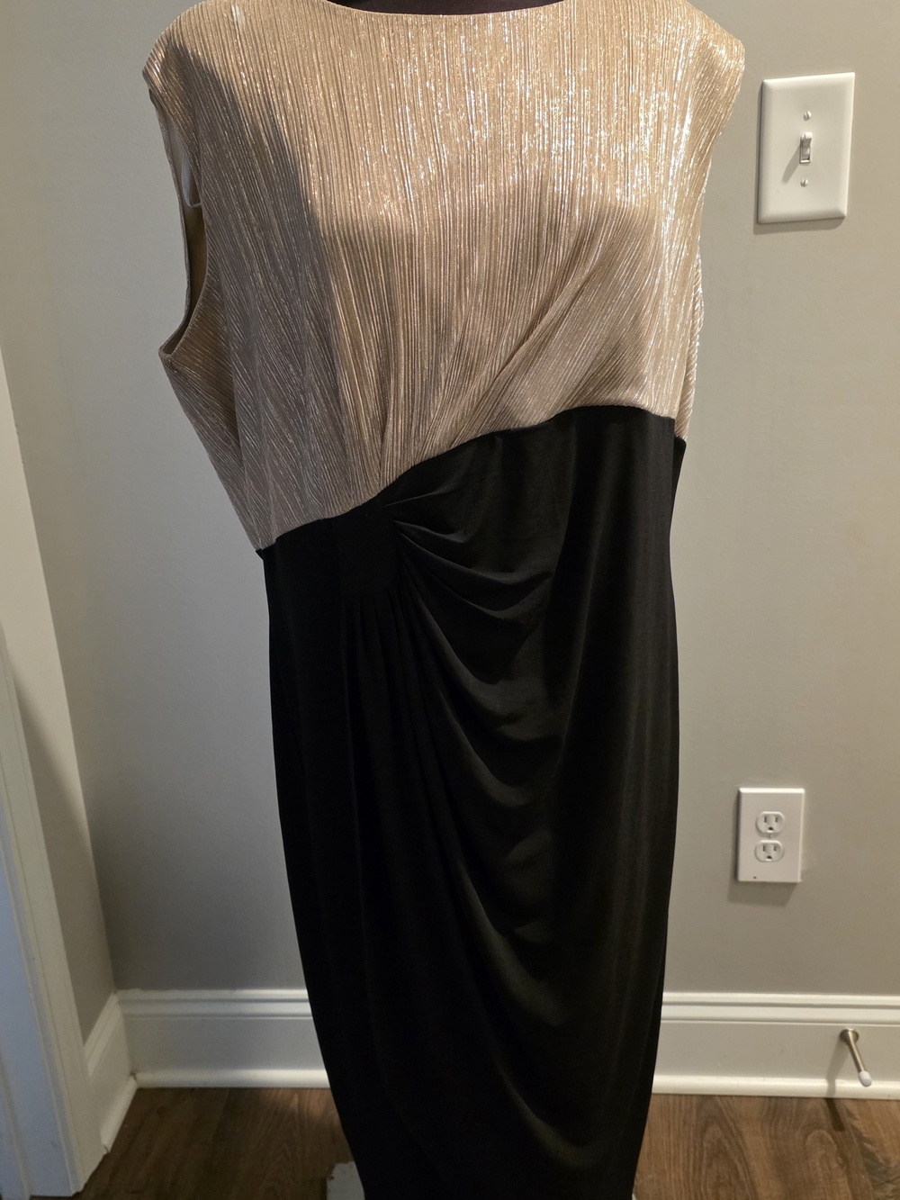 Enfocus Studio Metallic Champagne and Black Sleeveless Midi Dress